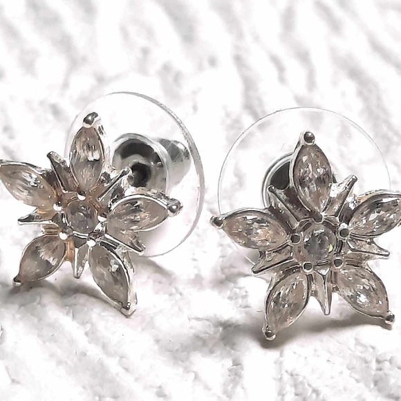 Vintage Silver 5 Point Snow-flower Rhinestone Cluster Stud Earrings - Picture 2 of 6